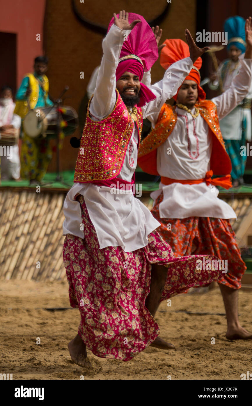 Prestazioni del nord-est dell India membri durante il Nordest giornata culturale a Hornbill Festival 2015, Kisama Village, Distretto di Kohima, Nagaland, India. Foto Stock