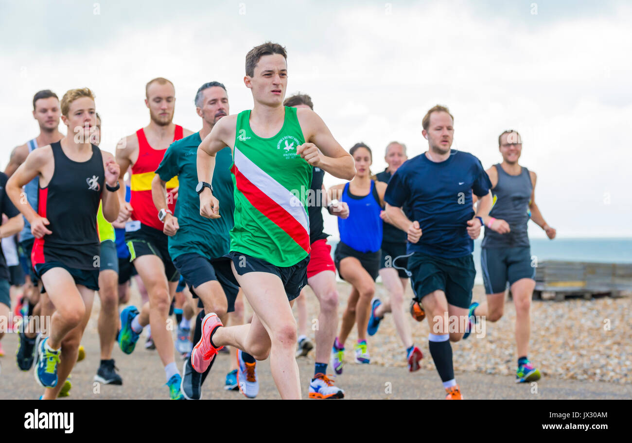 Guide di scorrimento sul settimanale di vitalità Parkrun evento in Worthing West Sussex, in Inghilterra, Regno Unito. Foto Stock