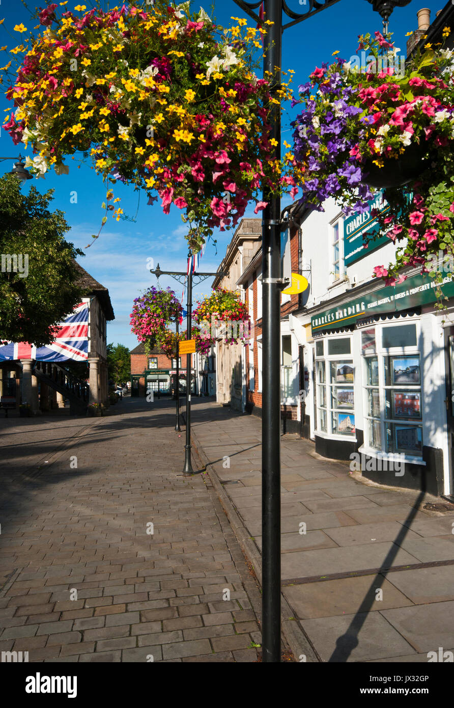 Visualizza in basso la High Street Royal Wootton Bassett Wiltshire, Inghilterra REGNO UNITO Foto Stock