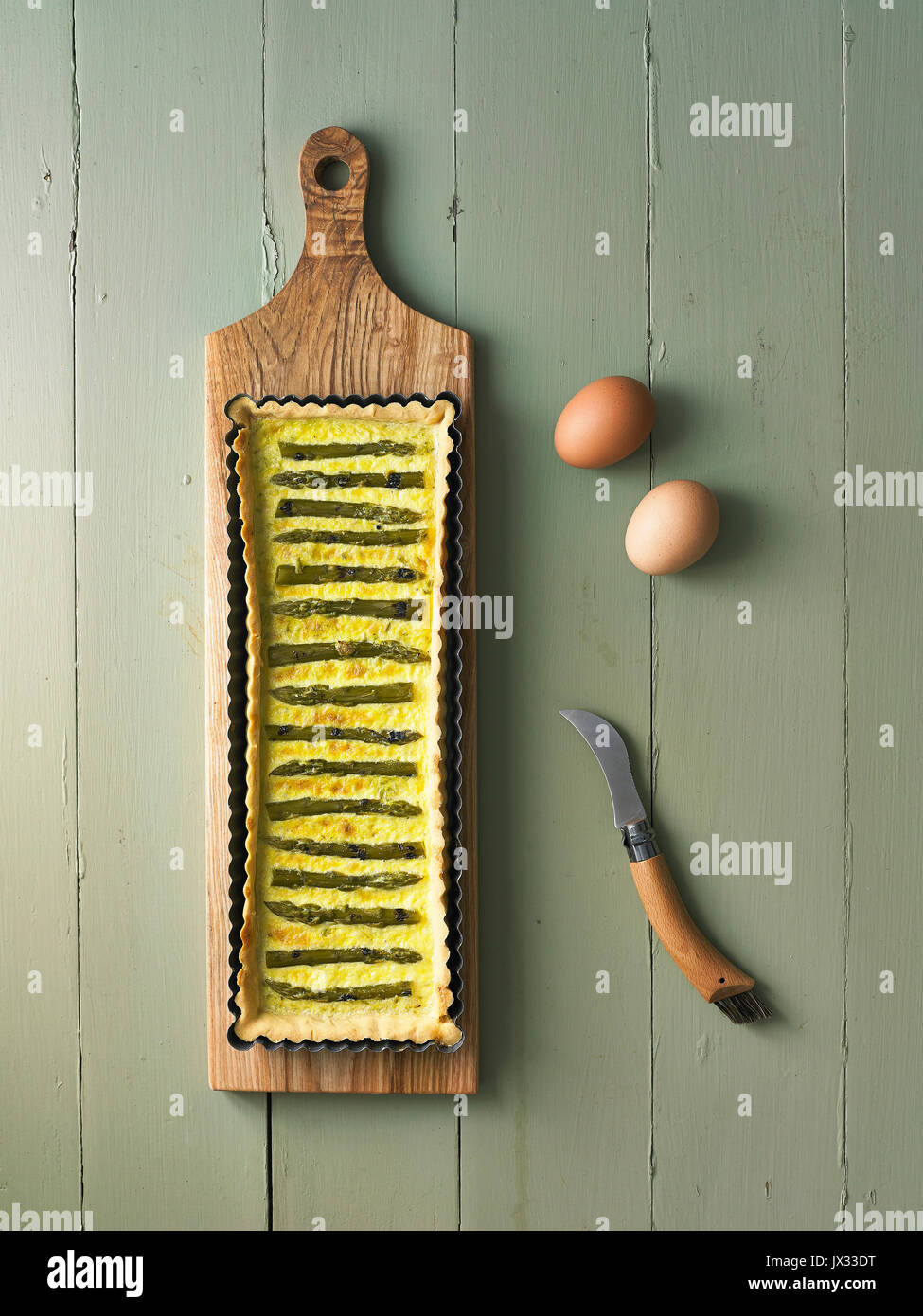 Gli asparagi e formaggio tart sul tavolo rustico Foto Stock