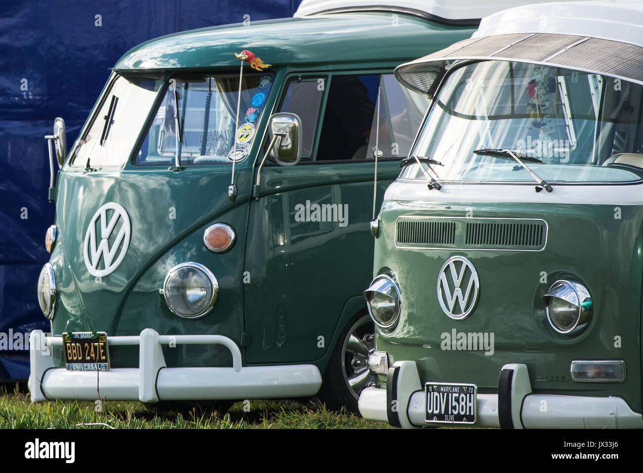 Due completamente ripristinati vintage VW camper parcheggiato di fianco all'altra. Foto Stock