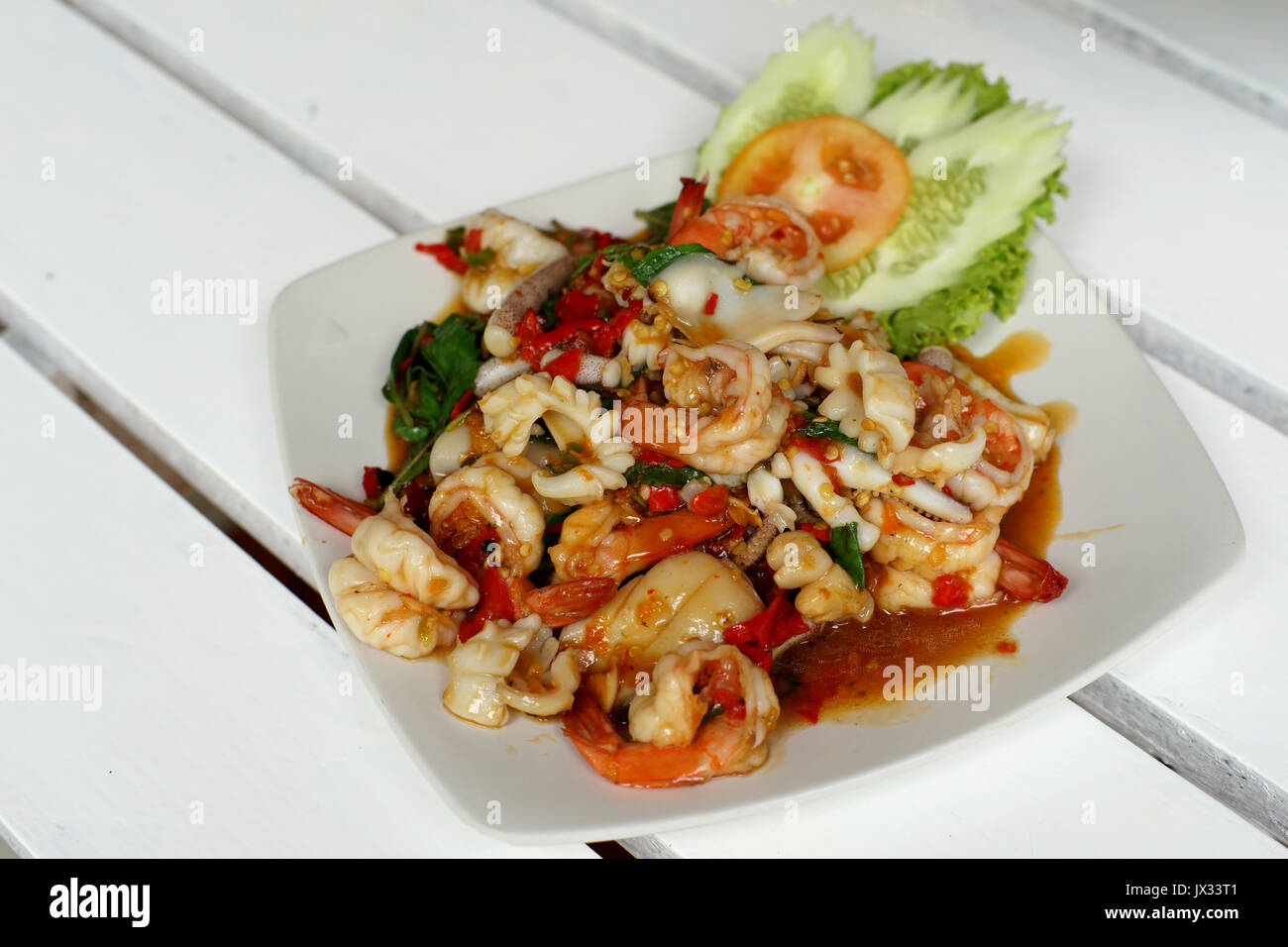 Mescolare il pesce fritto con basilico santo, cibo tailandese Foto Stock