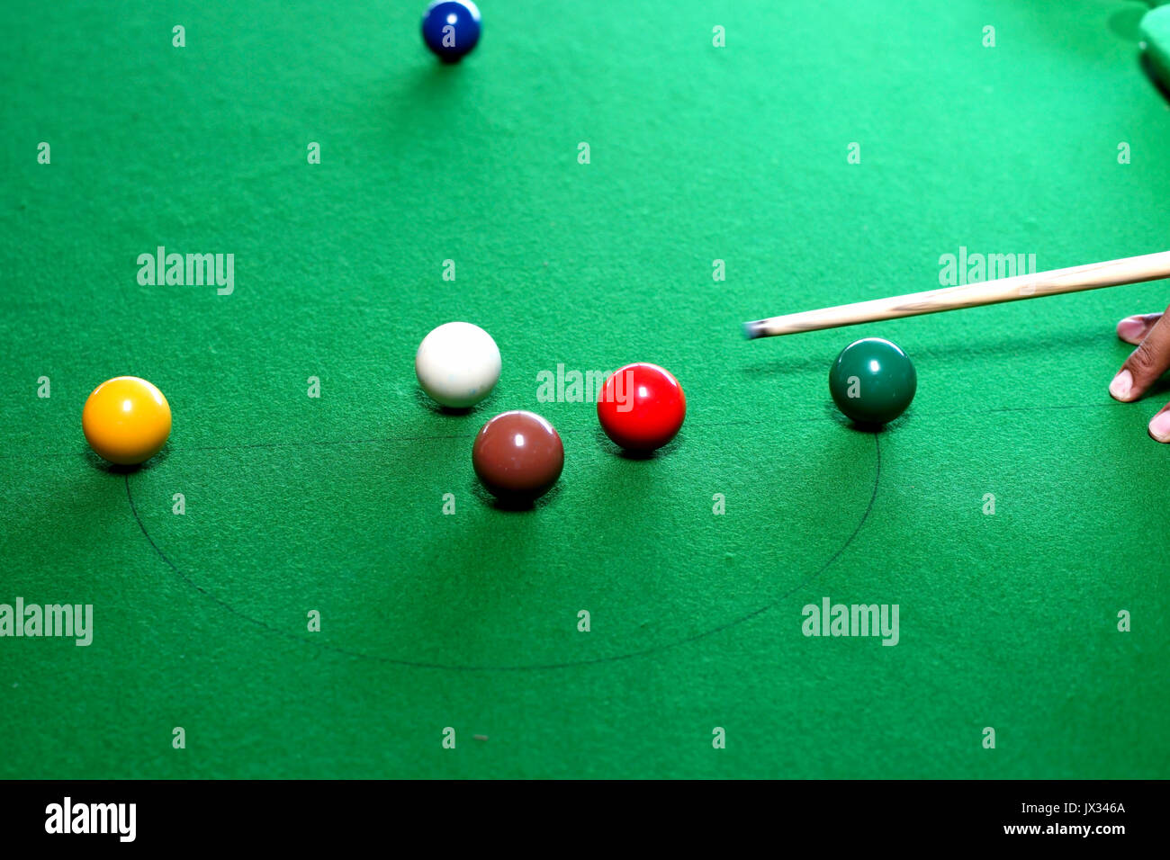Snooker situazione di gioco con il biliardo giocatore di essere pronto a colpire la sfera bianca Foto Stock