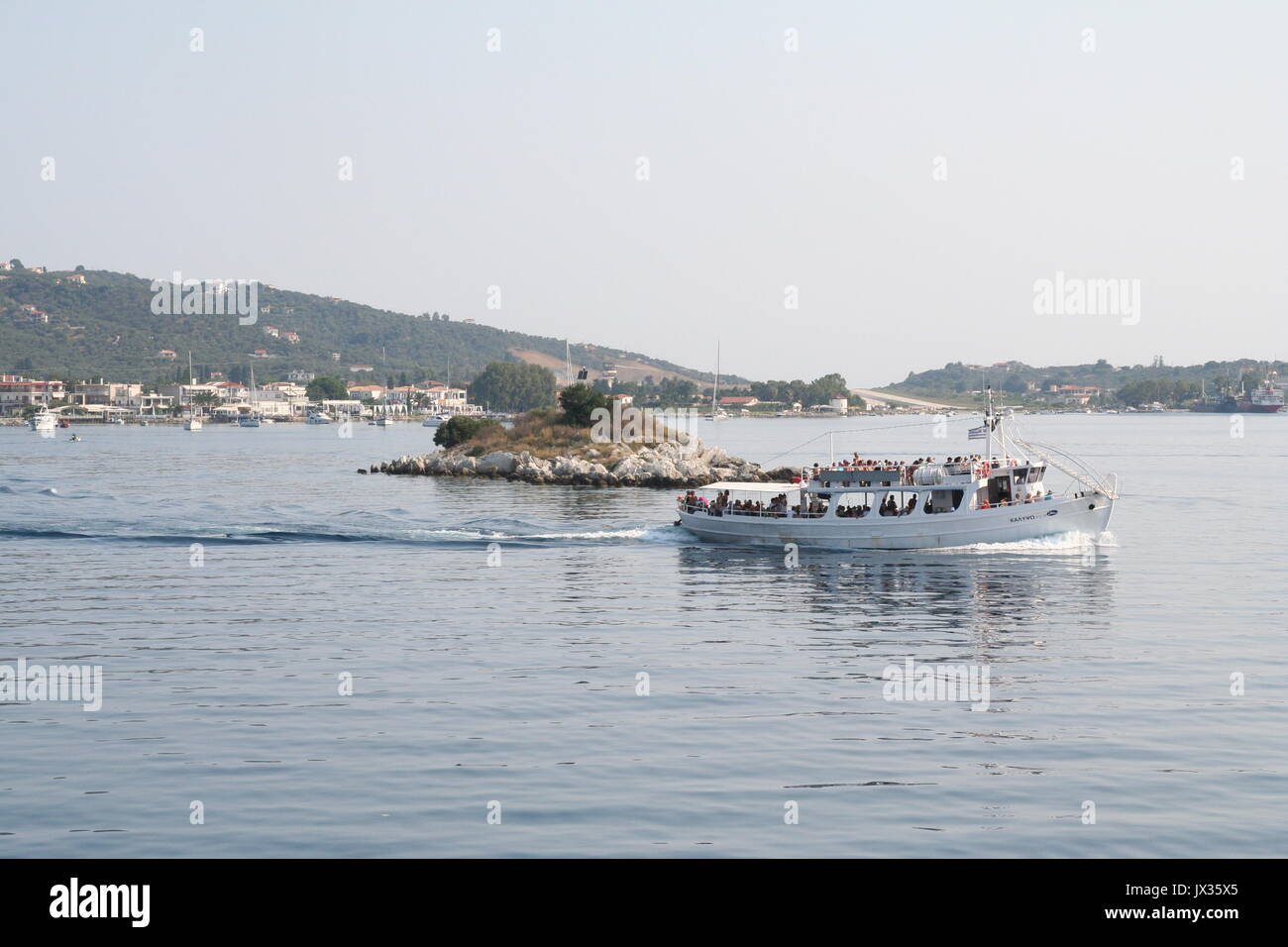 Gita in barca da Shiathos, Grecia, con le isole di pista di aeroporto in distanza. Foto Stock