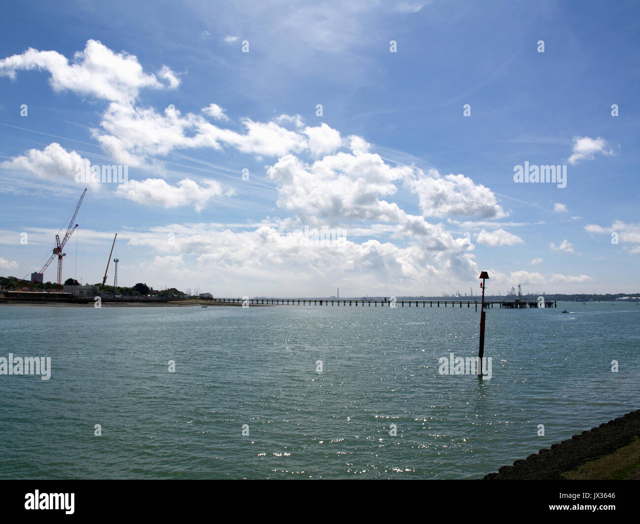 Vista del molo di legno in woolston, Southampton, guardando attraverso il fiume itchen da Ocean Village Foto Stock