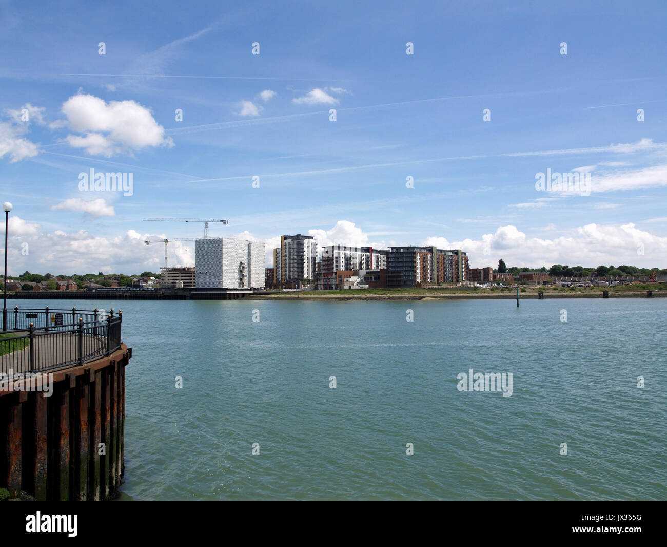 Vista del Centenario Quay lo sviluppo in Woolston, Southampton, guardando attraverso il Fiume Itchen da Ocean Village Foto Stock