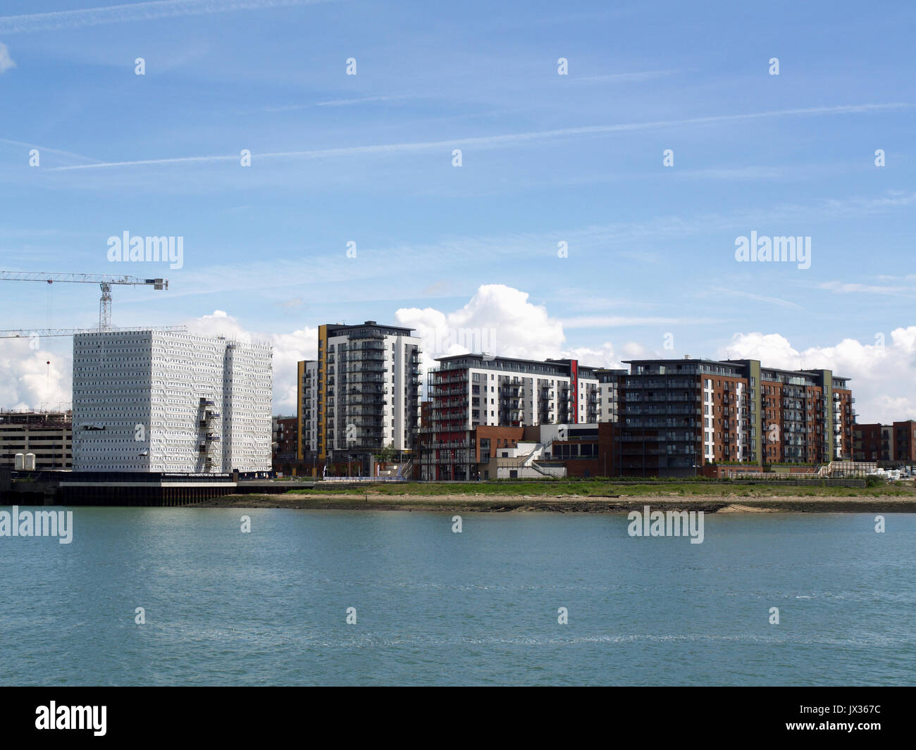 Vista del Centenario Quay lo sviluppo in Woolston, Southampton, guardando attraverso il Fiume Itchen da Ocean Village Foto Stock