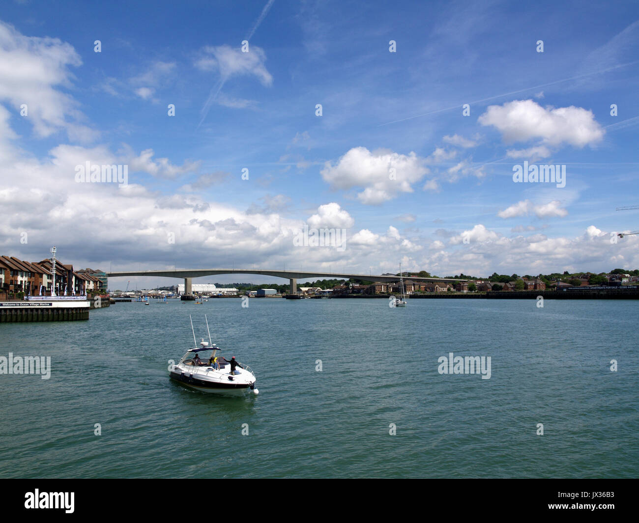 Vista del ponte Itchen nel Woolston, Southampton, guardando attraverso il Fiume Itchen da Ocean Village Foto Stock