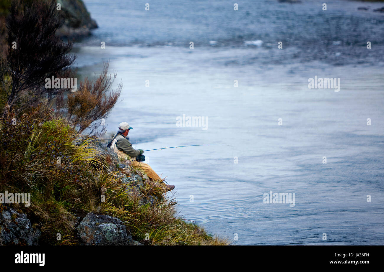 Uomo di Pesca a Mosca Report di Pesca il fiume rangitikei Central North Island Foto Stock