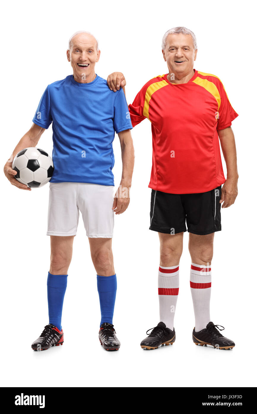 A piena lunghezza ritratto di due anziani giocatori di calcio isolati su sfondo bianco Foto Stock