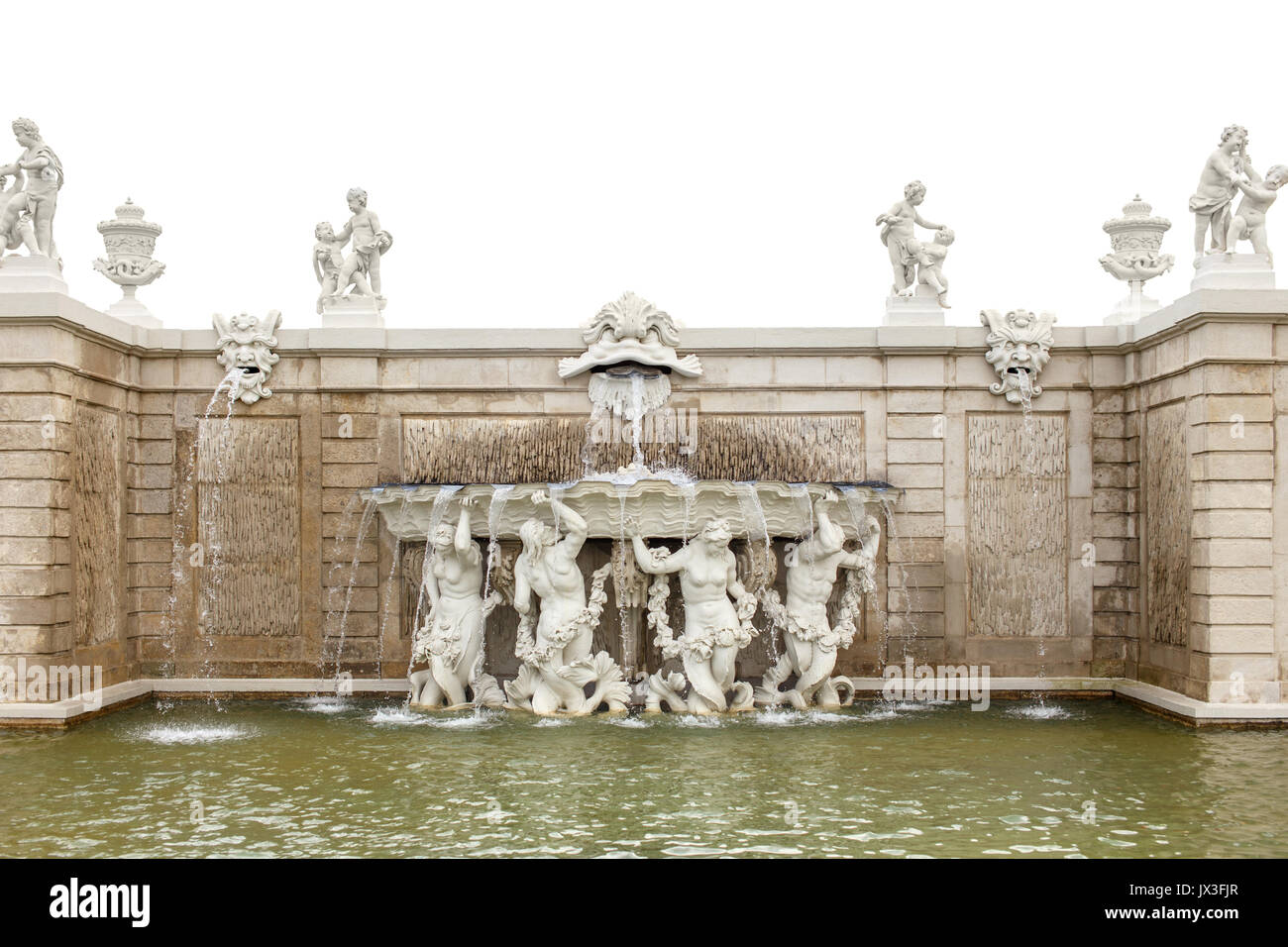 Fontana barocca con mascheroni in giardino Belvedere, Vienna, Austria, isolato su bianco Foto Stock