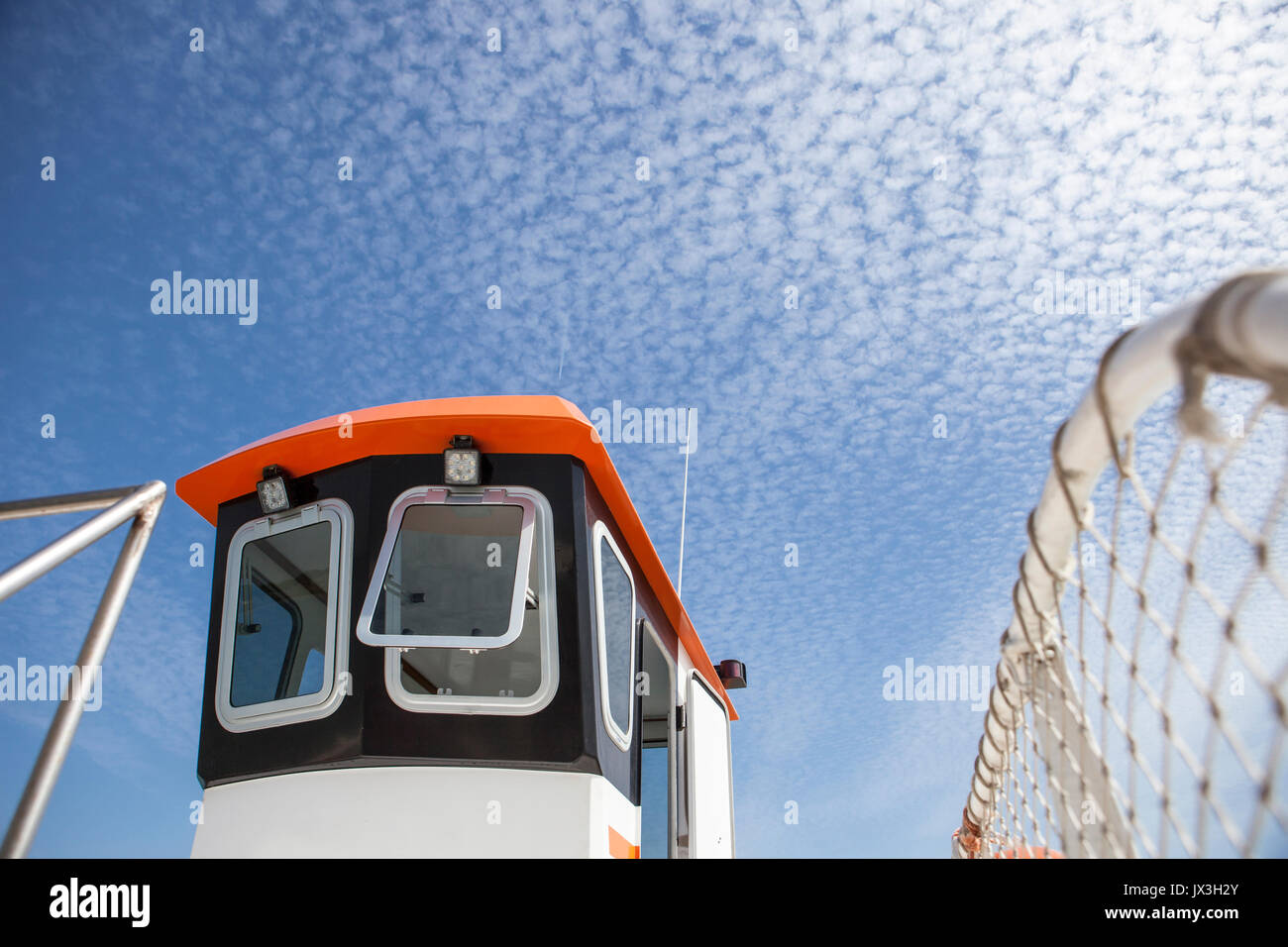 Cockpit del traghetto con formazioni di nubi nel cielo chiamato Altocumulus floccus, El Rompido Cartaya Huelva, Spagna Foto Stock