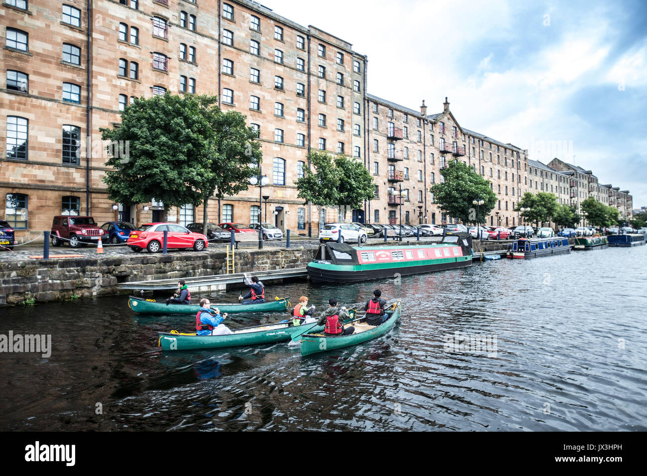 Canoe sul canal urbana di impostazione di Glasgow Foto Stock