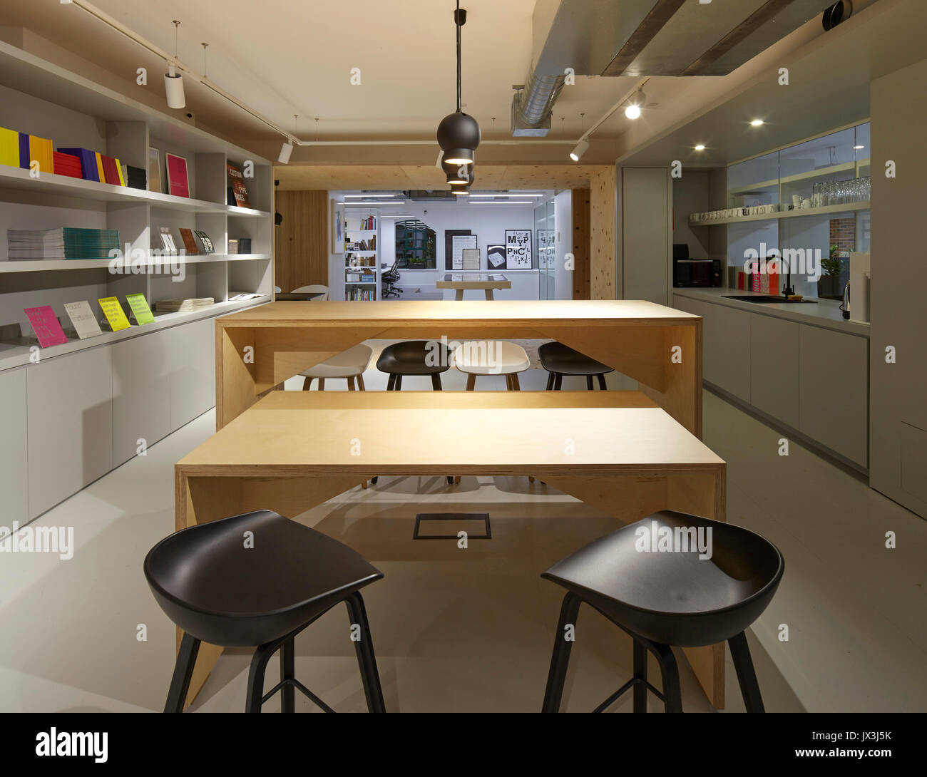 Area comune desk. Monotype uffici, Londra, Regno Unito. Architetto: Ben Adams architetti, 2016. Foto Stock