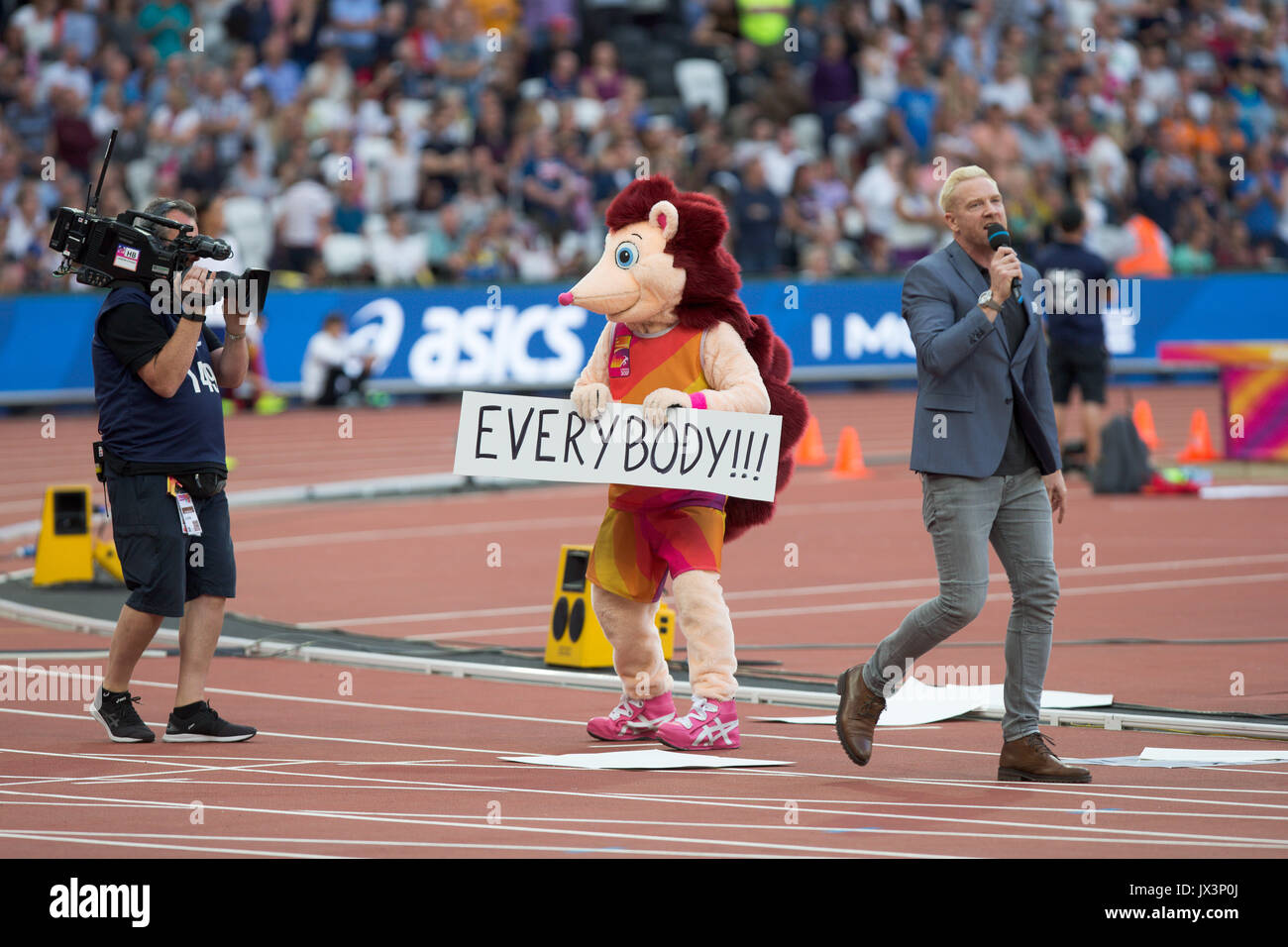 London Stadium, East London, England; IAAF Campionati del mondo; Hero la mascotte di hedgehog intrattenere gli appassionati il 12 agosto 2017. Foto Stock