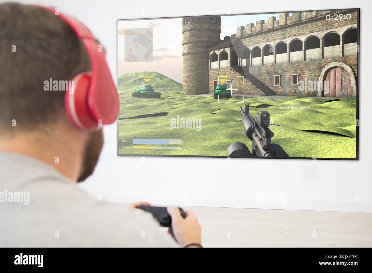 L'uomo gioca online gioco di guerra Foto Stock