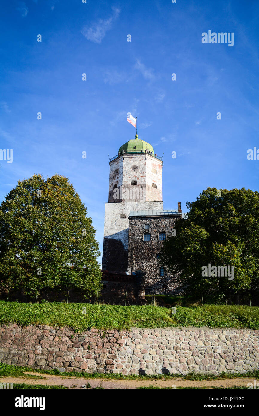 Torre di San Olav con giardino verde in Vyborg, Russia. Si tratta di un simbolo e un punto di riferimento architettonico della città di Vyborg. Foto Stock