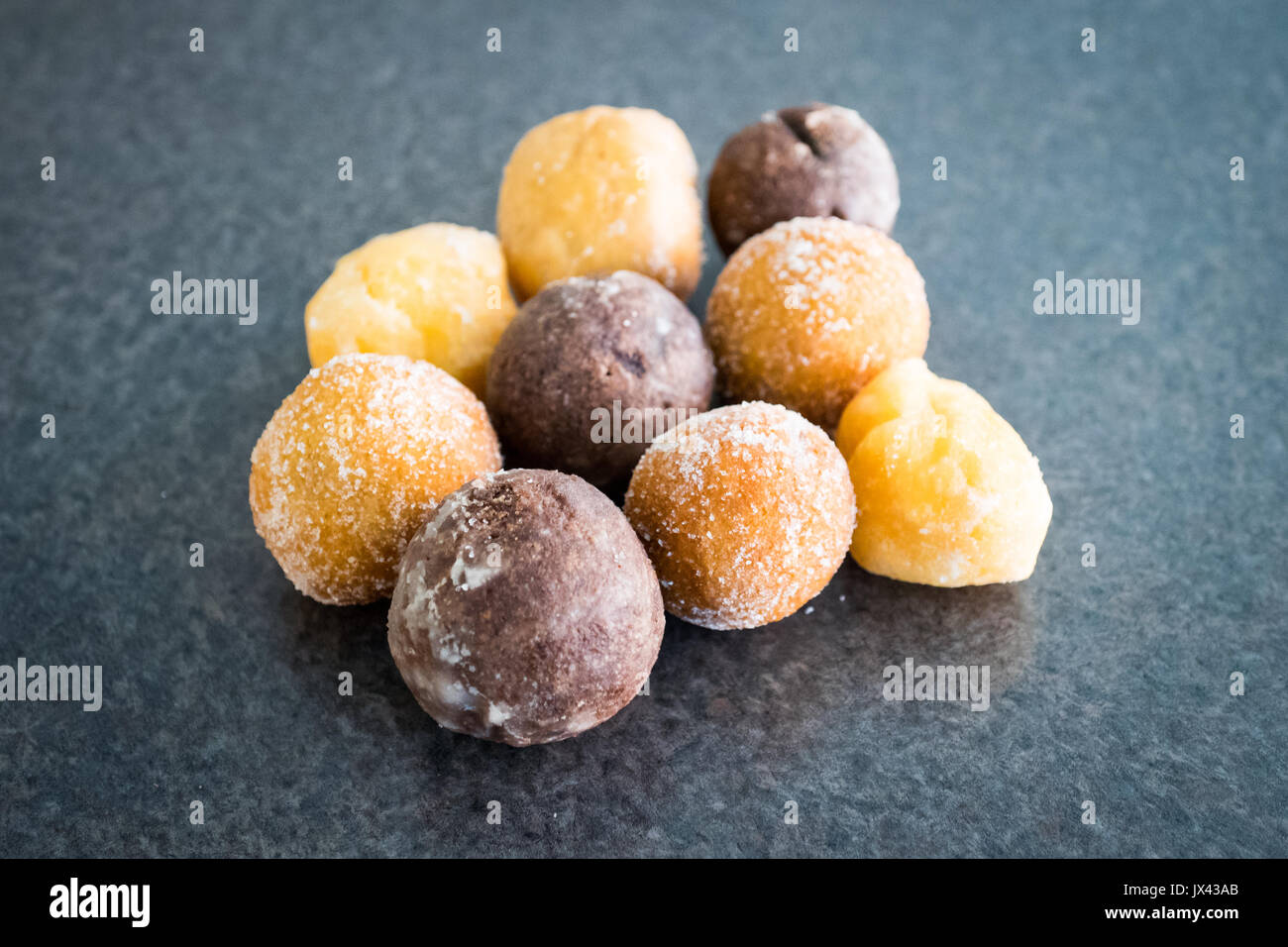 Timbits (fori di ciambella, donut fori) da Tim Hortons, un canadese popolare ristorante fast food chain. Foto Stock