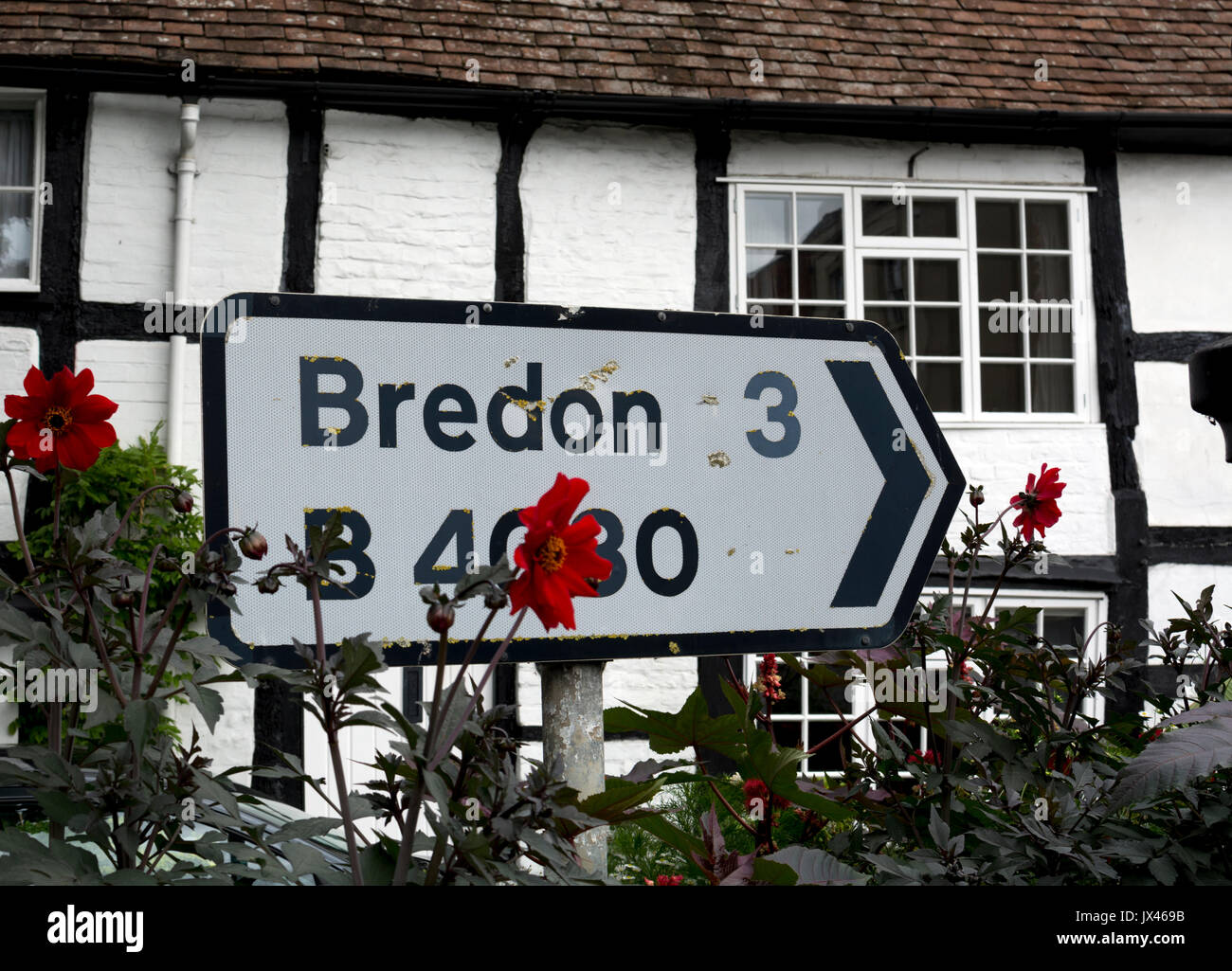Bredon cartello stradale a Tewkesbury, Gloucestershire, England, Regno Unito Foto Stock