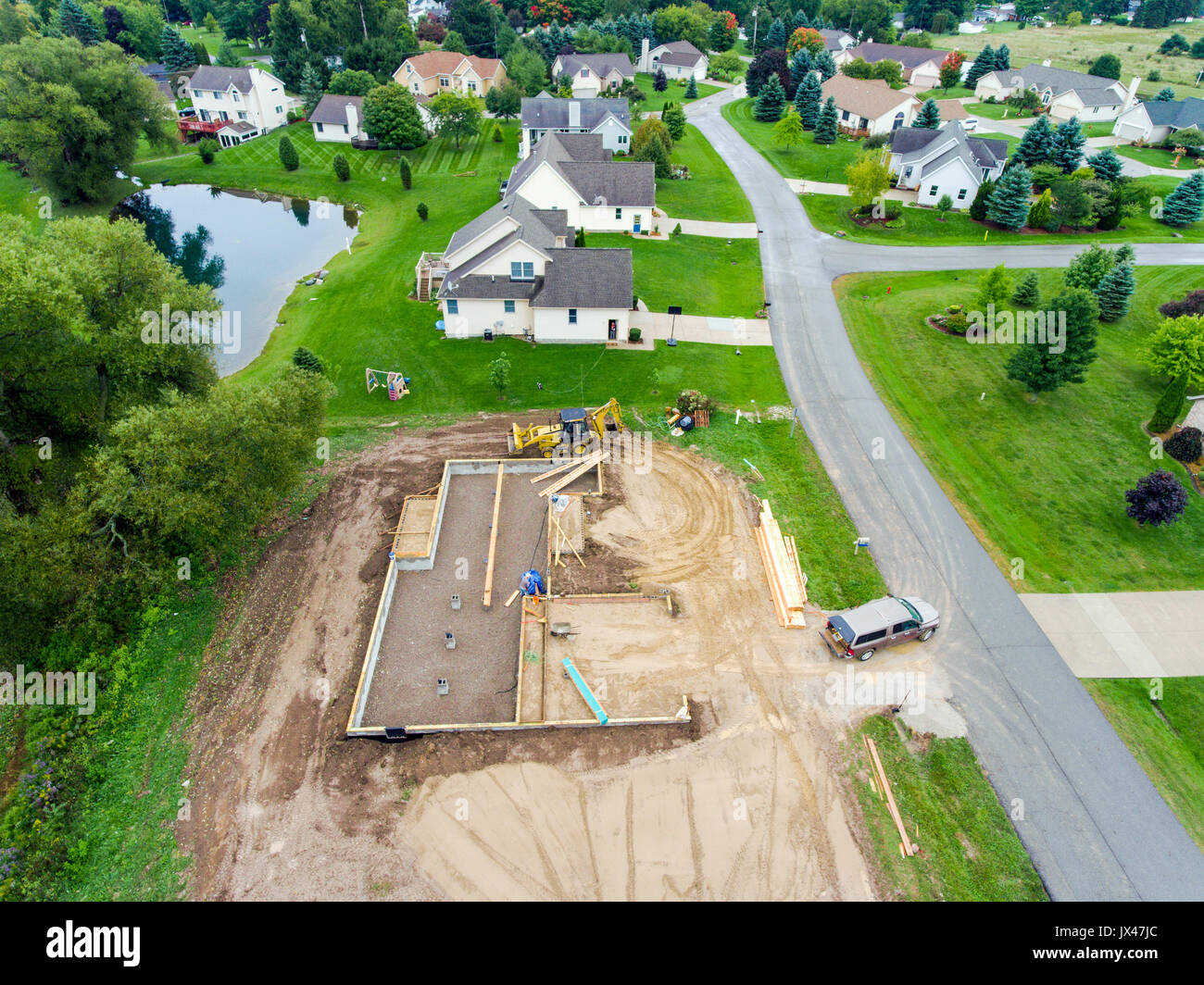 La fondazione di una casa nuova costruzione casa in un quartiere residenziale vista aerea Foto Stock