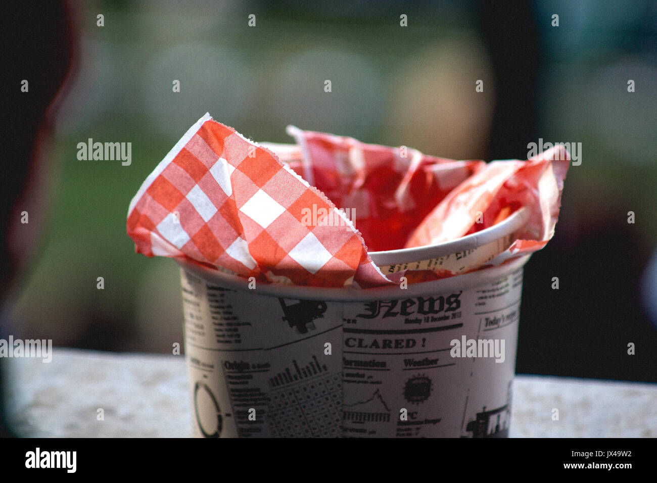 Svuotare la coppa di chip o scatola con disegno quadrato di carta. Dal Murrayfield Rugby Stadium di Edimburgo. Foto Stock
