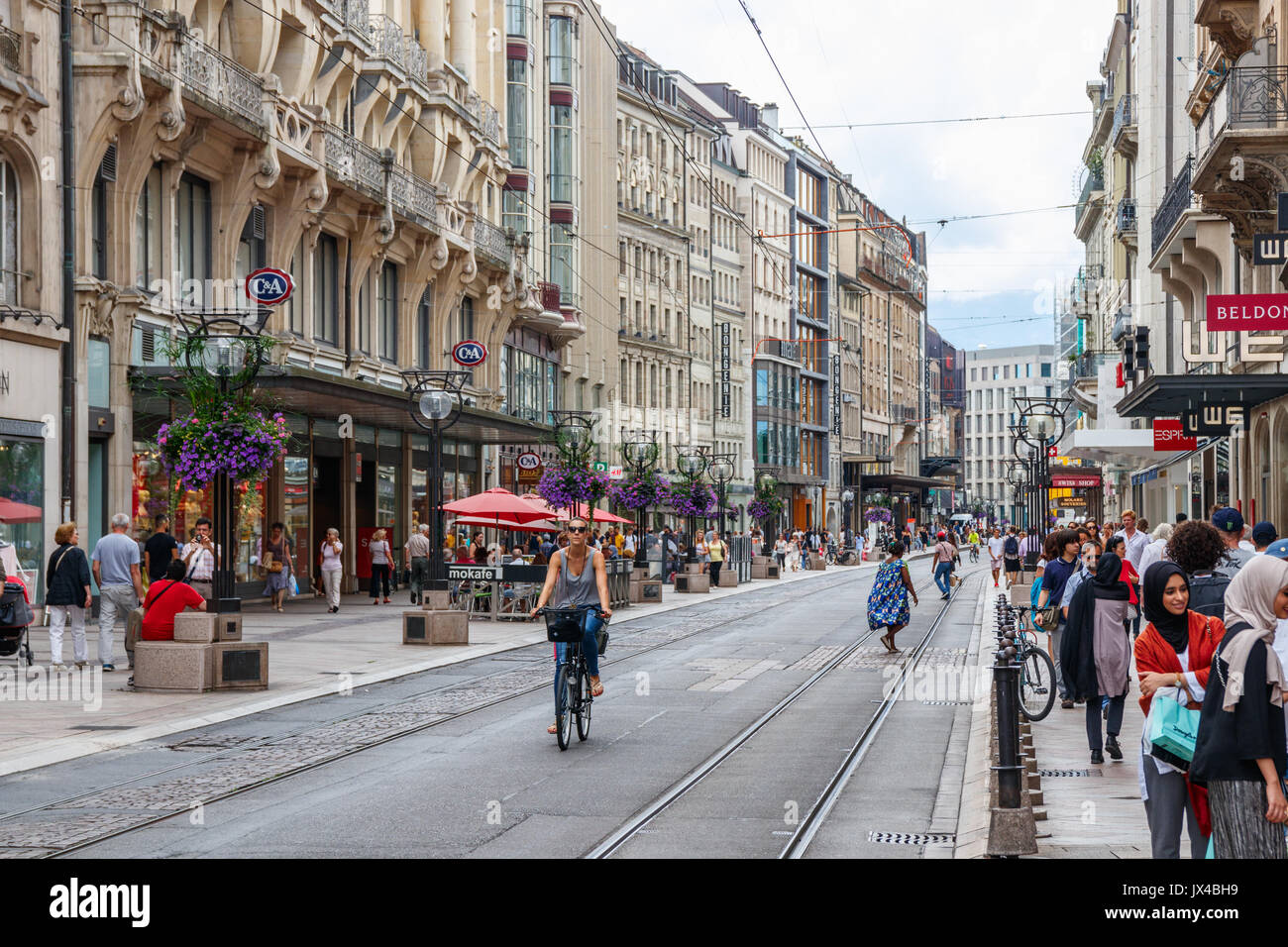 Unidentified pedoni a Rue de la Croix-d'Or, una delle principali strade dello shopping di Ginevra, sotto un cielo nuvoloso. Ginevra, Svizzera. Foto Stock