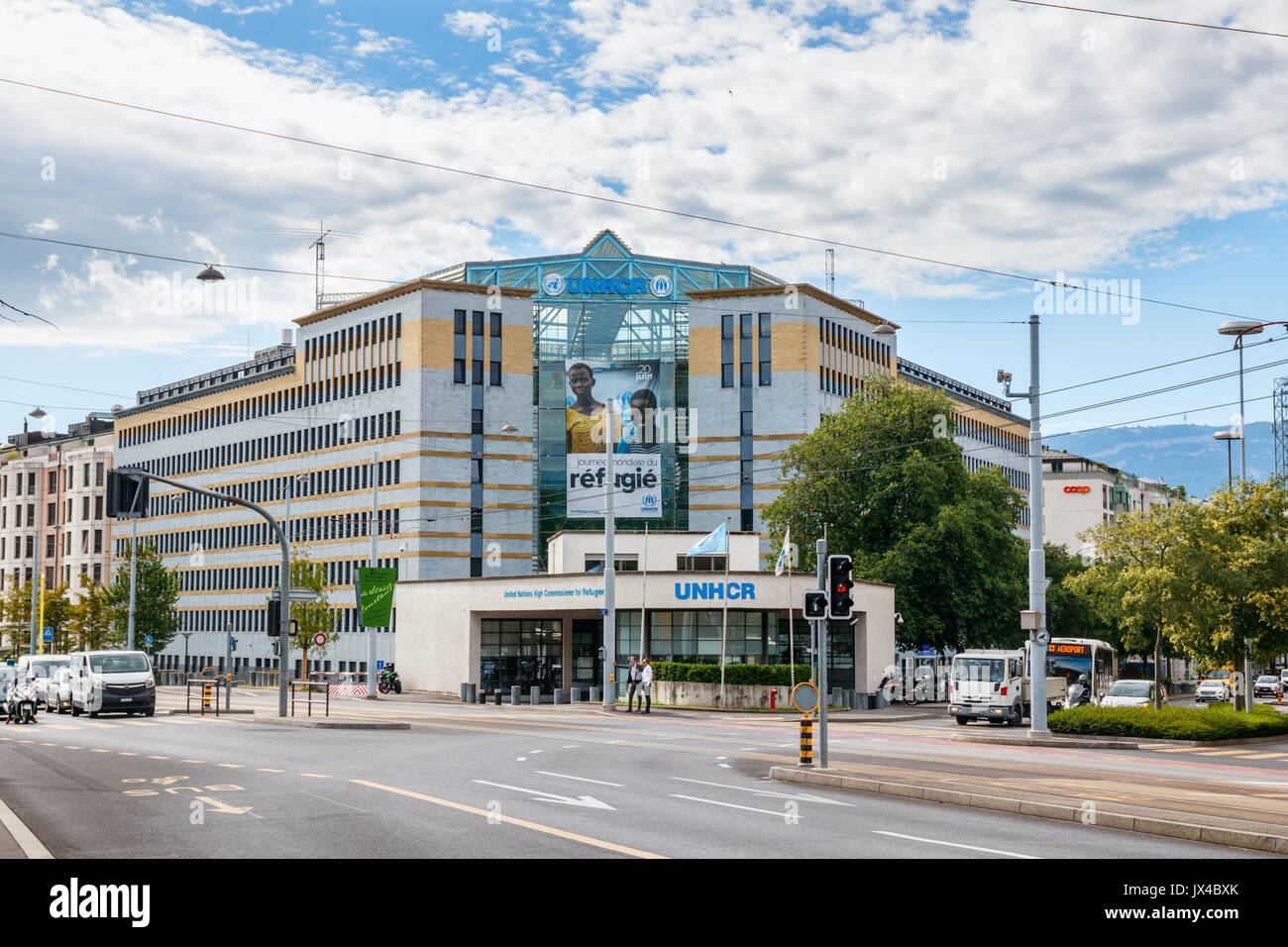 Avenue de France con l'Alto Commissario delle Nazioni Unite per i Rifugiati (ACNUR) sede sotto un cielo blu con nuvole. Ginevra, Svizzera. Foto Stock