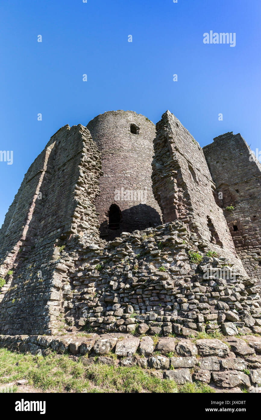Violato curtain wall presso la rovina del castello di Tretower, Wales, Regno Unito Foto Stock