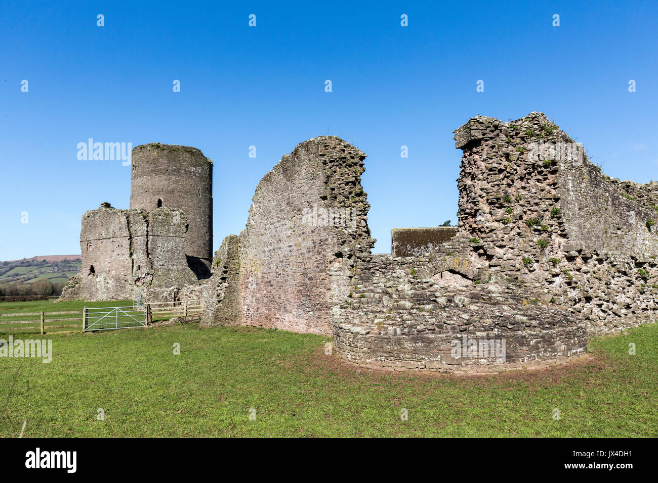 La rovina del castello di Tretower con parete violato e screpolata curtain wall, Wales, Regno Unito Foto Stock