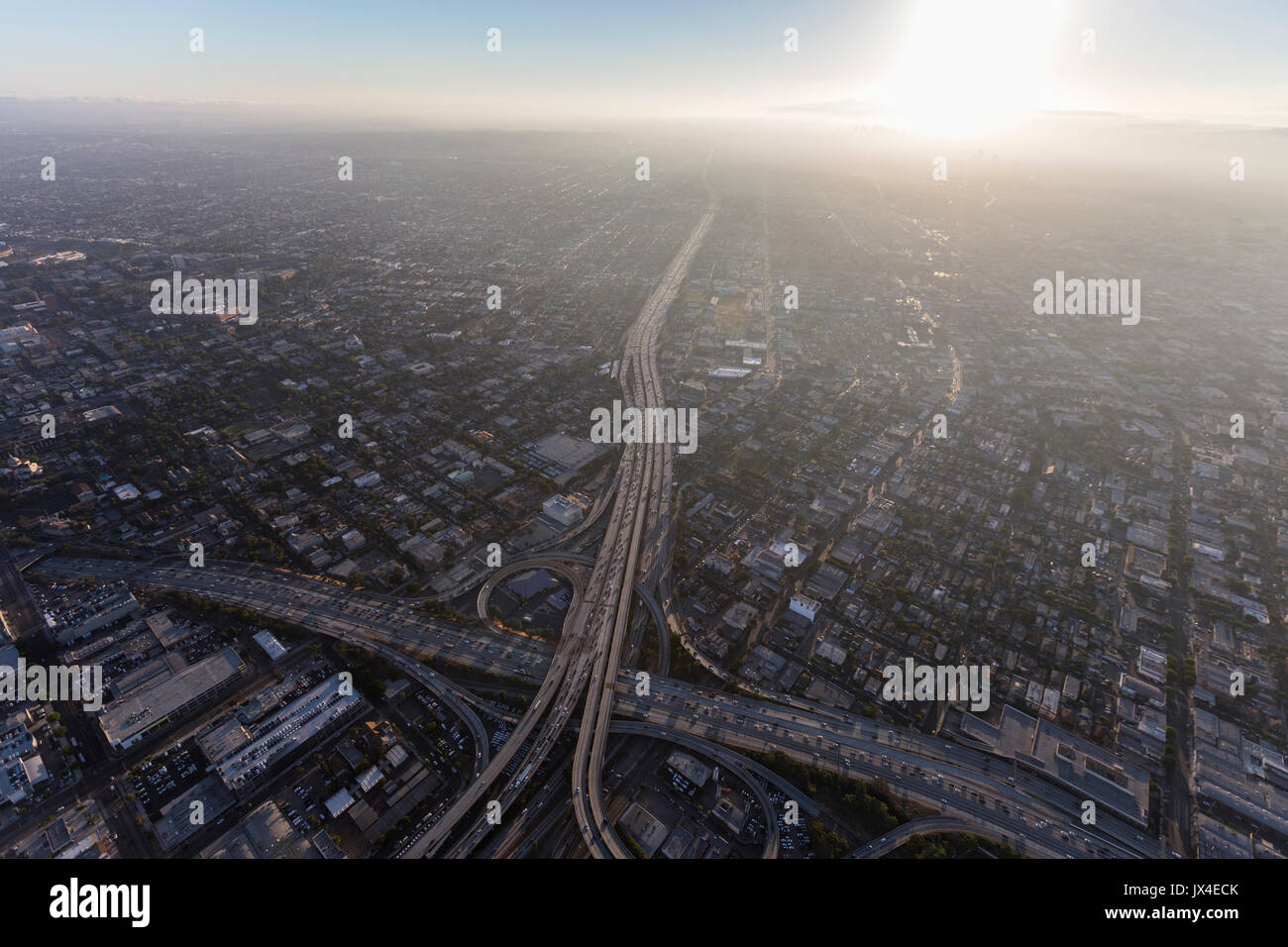 Vista aerea di Santa Monica Freeway 10 e pomeriggio estivo smog vicino al centro cittadino di Los Angeles, California. Foto Stock