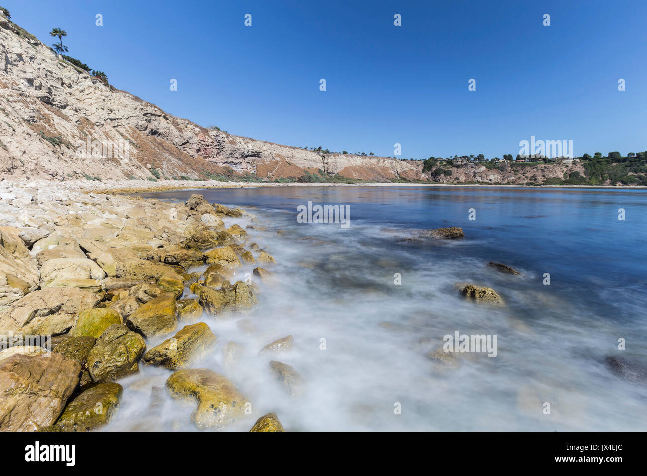 Lunada Bay con motion blur acqua in Palos Verdes Estates area della contea di Los Angeles, California. Foto Stock