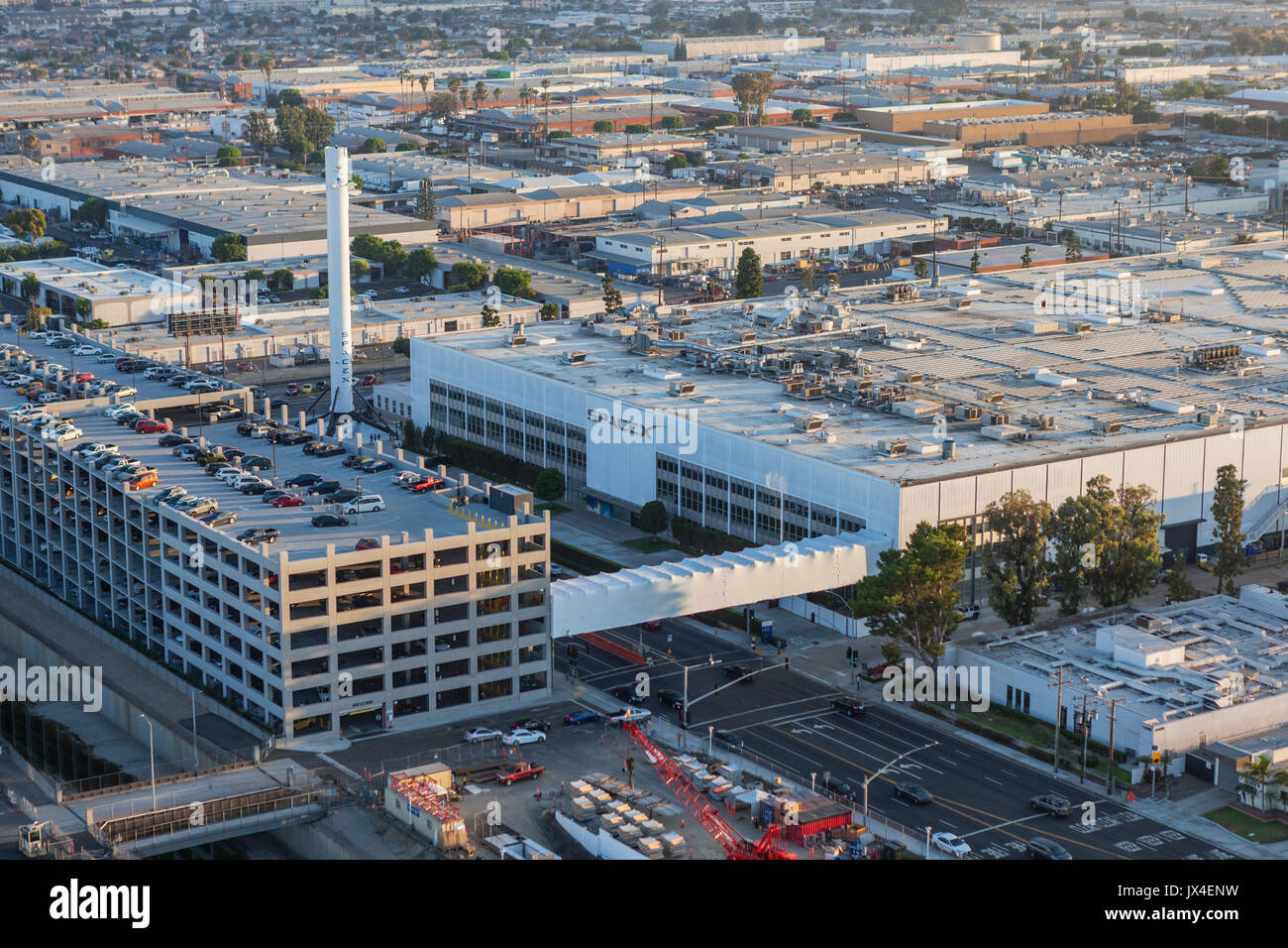 Hawthorne, California, Stati Uniti d'America - 7 Agosto 2017: Veduta aerea della sede SPACEX e rucola edificio di produzione. Foto Stock