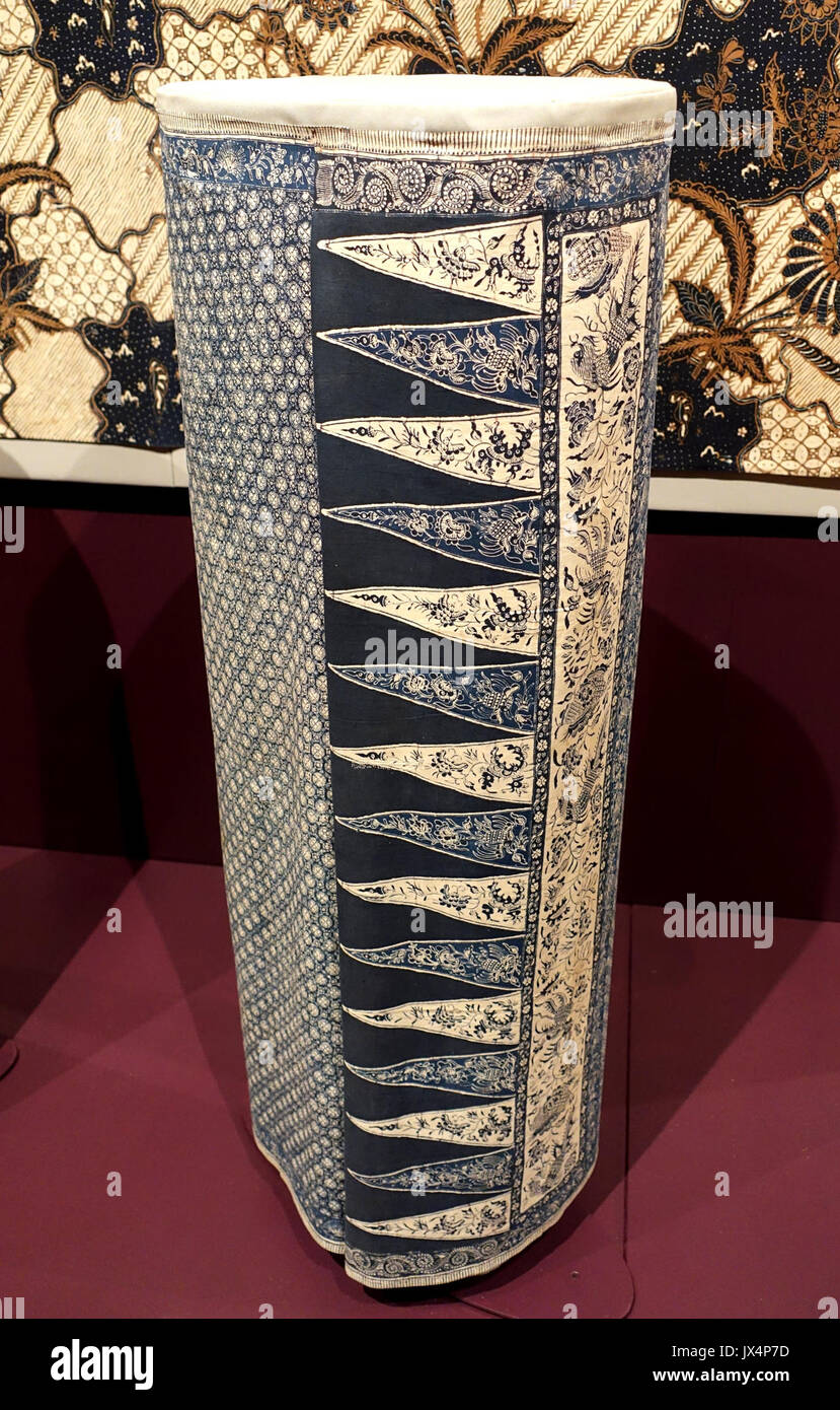 Sarung (hip wrapper per donna di nascita Peranakan, Indonesia, Java, Pekalongan, secolo XIX, cotone, resist tinto museo tessile, George Washington University DSC09536 Foto Stock