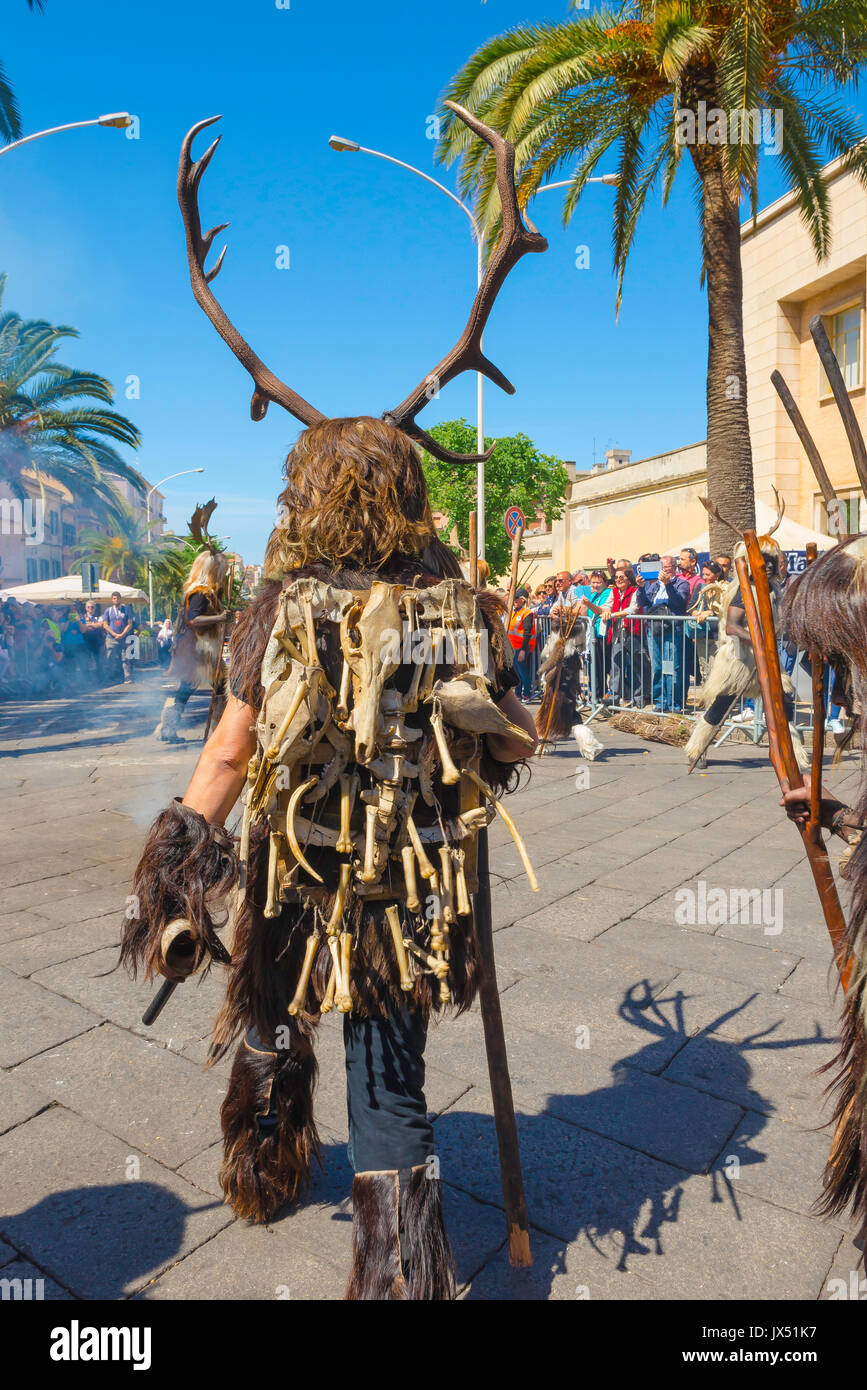 Sardegna festival Sassari, un uomo vestito di pelli di animali partecipa al gran processione durante la Cavalcata di Sassari, Sardegna. Foto Stock