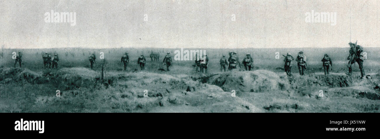 Le truppe britanniche di avanzare attraverso la shell & gun smoke, Somme offensivo, WW1 Foto Stock