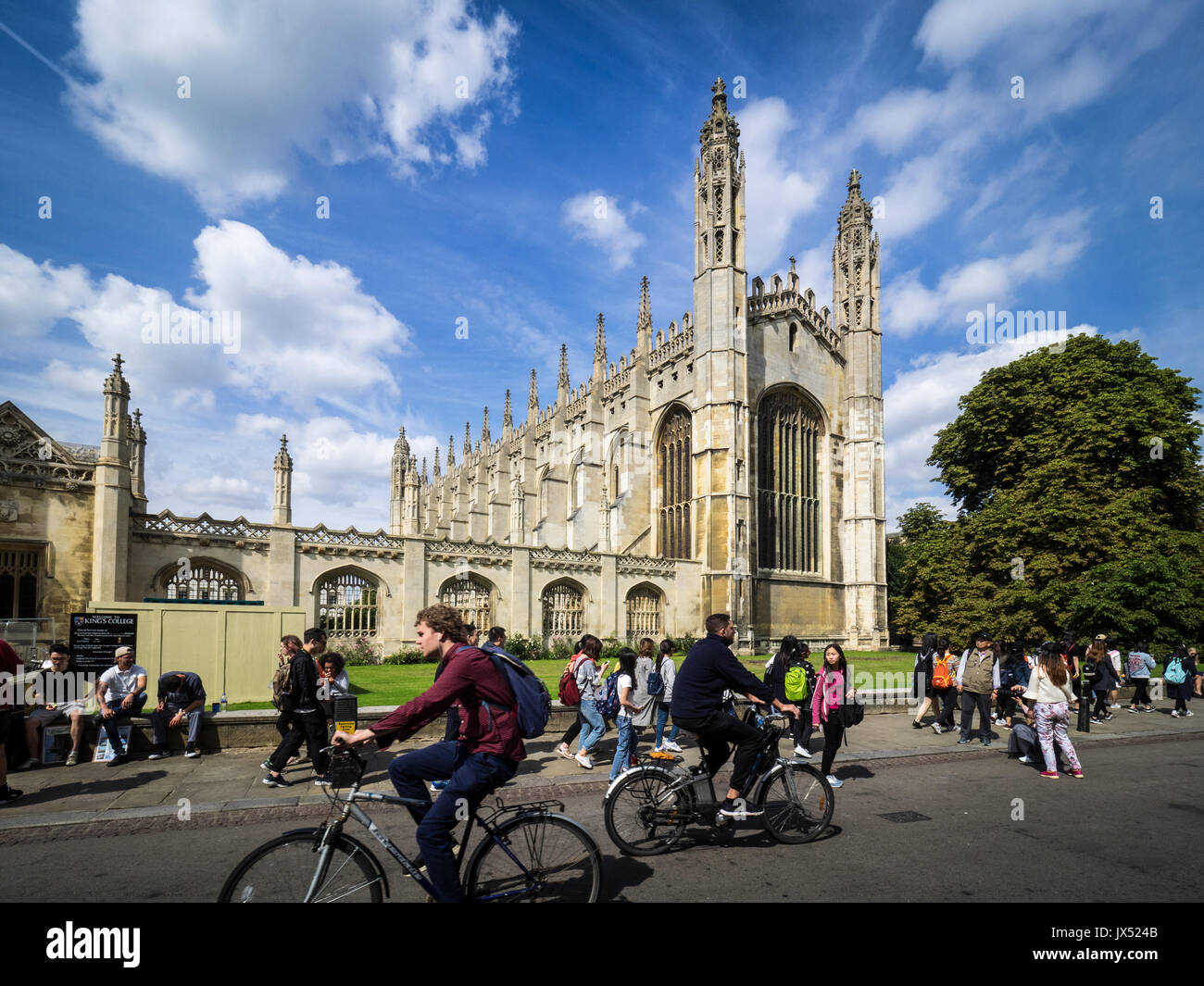 Gli studenti e i turisti di fronte al c xv Kings College Chapel in Cambridge Regno Unito Foto Stock