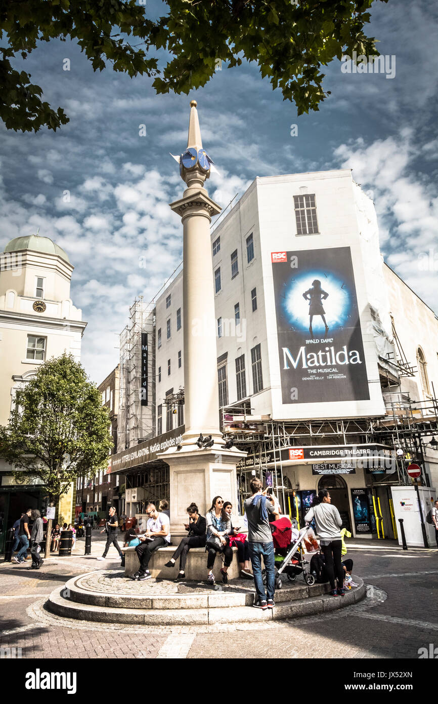 Matilda di Roald Dahl al Cambridge Theatre vicino a Seven Dials, un'area di Londra dove sette strade convergono intorno a una meridiana e a un pilastro. Foto Stock