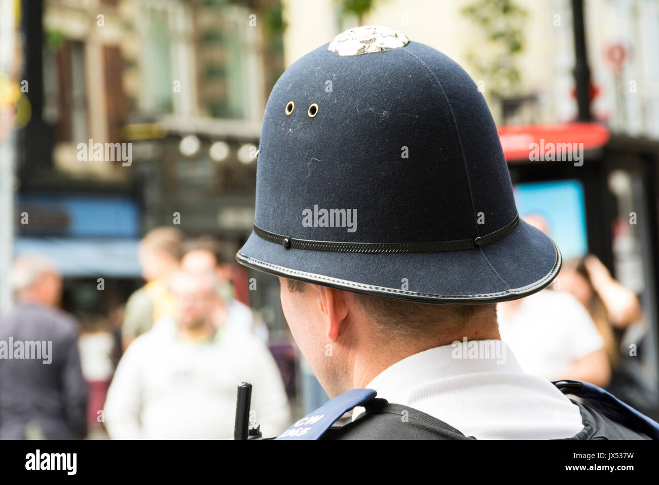 Un poliziotto metropolitano (Bobby) sul 'beat' per le strade di Londra, Regno Unito Foto Stock
