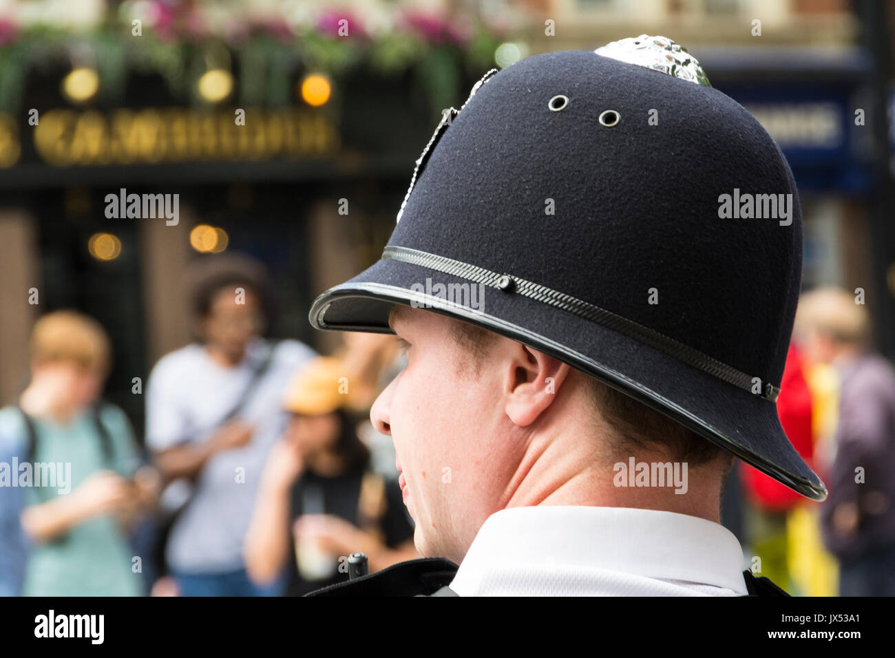 Un poliziotto metropolitano (Bobby) sul 'beat' per le strade di Londra, Regno Unito Foto Stock