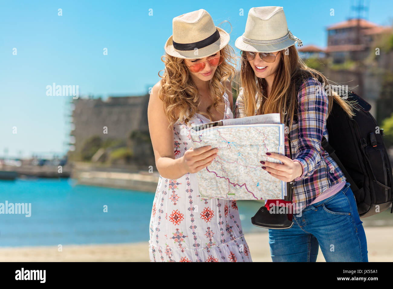 Gruppo di amici facendo ritratti divertenti per esterno Foto Stock