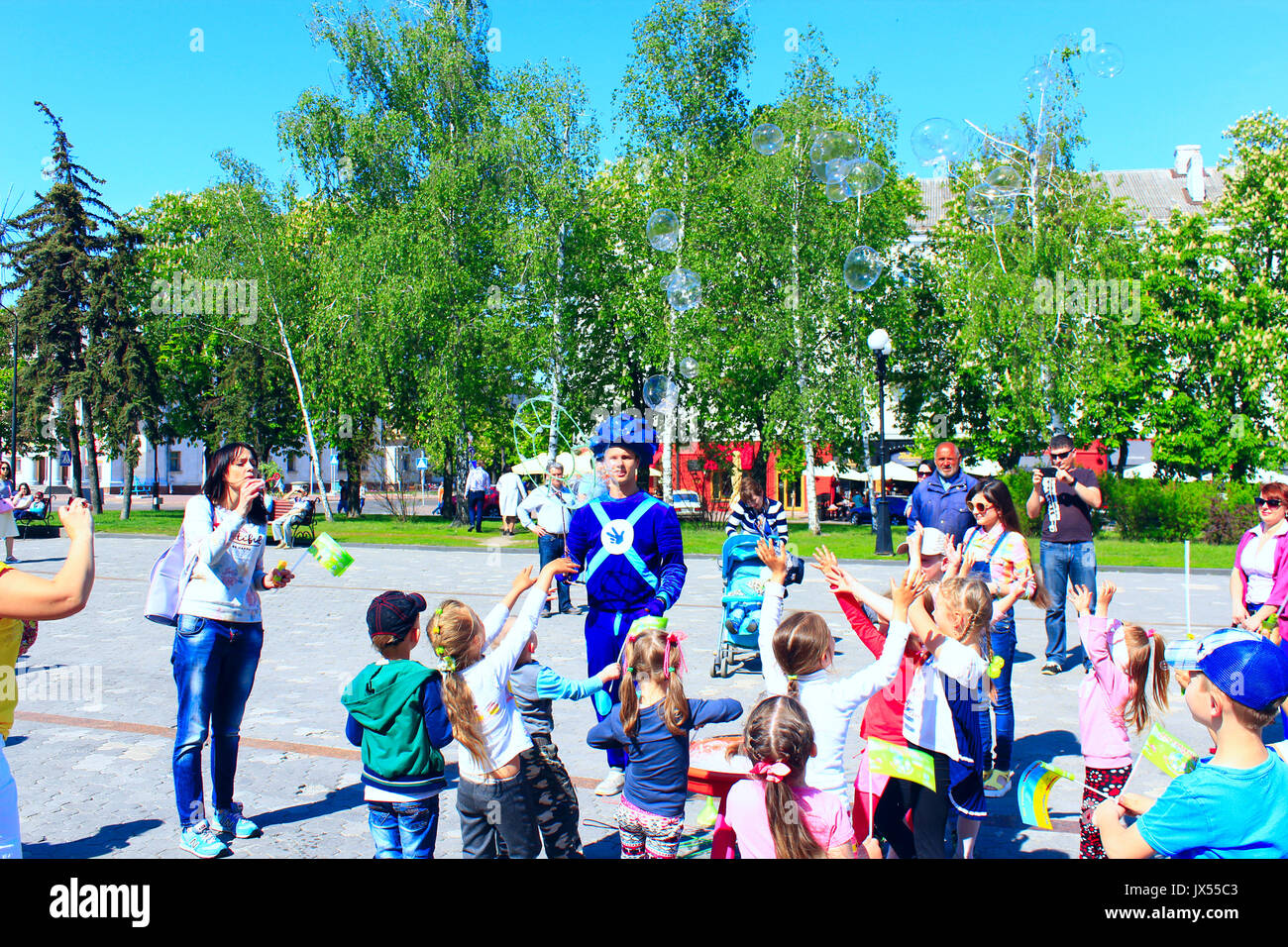 Felici i bambini sono felici di bolle. Famiglia hanno un periodo di riposo nella città di Chernihiv in primavera Foto Stock