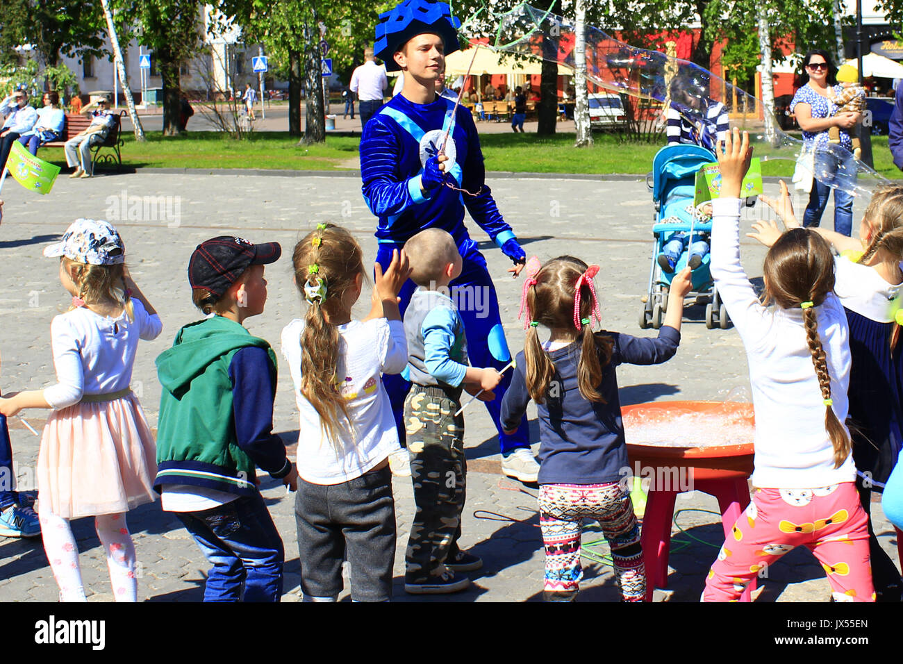 Felici i bambini sono felici di bolle. Famiglia hanno un periodo di riposo nella città di Chernihiv in primavera Foto Stock