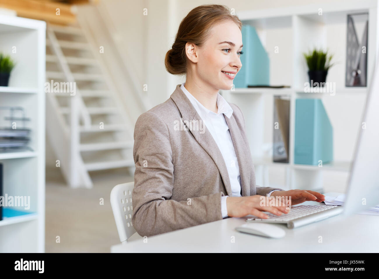 Sorridente piuttosto imprenditore al lavoro Foto Stock