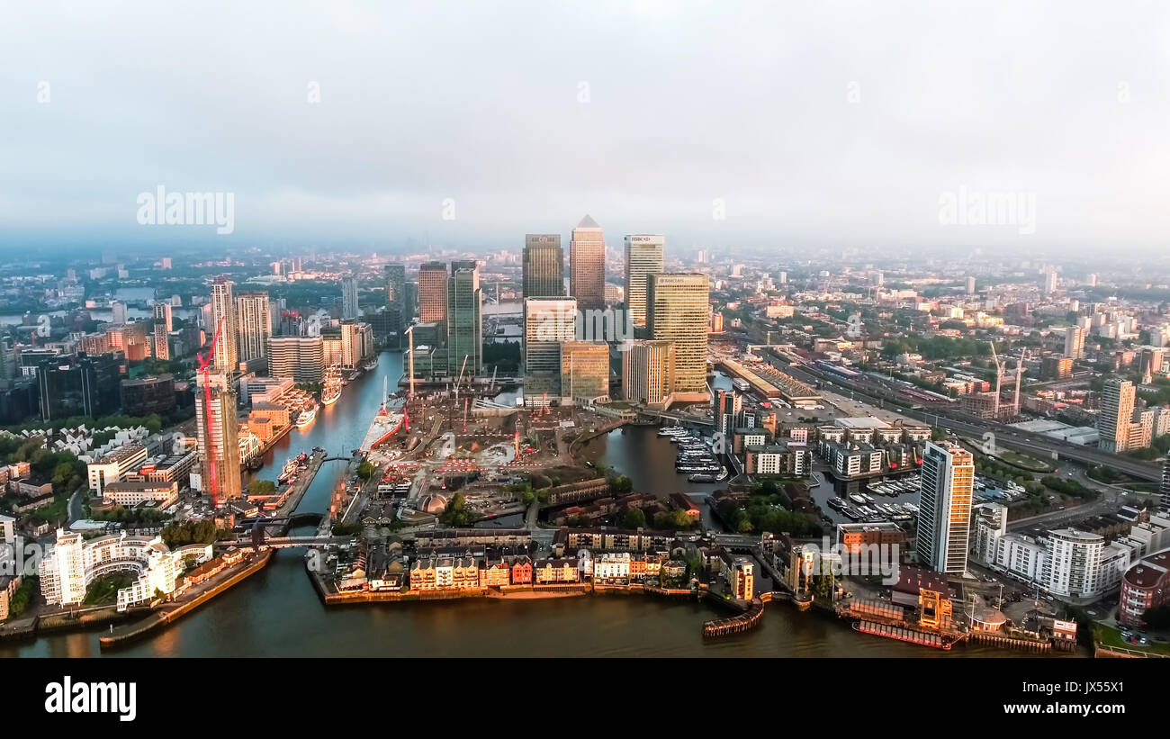 Vista aerea di iconico Canary Wharf Distretto Finanziario di grattacieli in Londra England Regno Unito Foto Stock