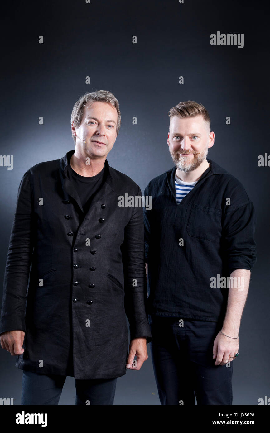 Edinburgh, Regno Unito. 14 Ago, 2017. Julian Clary, (sinistra) il comico inglese e romanziere, con David Roberts, la pluripremiata illustrator, che appaiono alla Edinburgh International Book Festival. Credito: GARY DOAK/Alamy Live News Foto Stock