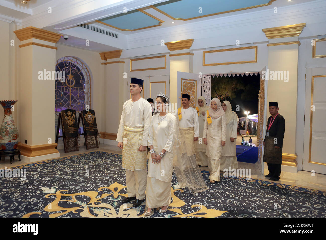 Johor Bahru, Malaysia. 14 Ago, 2017. Dispensa - La Principessa Tunku Tun Aminah Sultan Ibrahim e olandese-nato Dennis Muhammad Abdullah (L), durante il loro matrimonio il 14 agosto 2017 a Johor Bahru, Malaysia. La coppia reale hanno fatto la loro prima apparizione pubblica come marito e moglie sui gradini della storica Istana Besar (Grand Palace). (Attenzione i redattori: per solo uso editoriale IN CONNESSIONE CON LE ATTUALI REPORTING/ credito obbligatorio) Foto: Royal Ufficio Stampa Johor/dpa/Alamy Live News Foto Stock