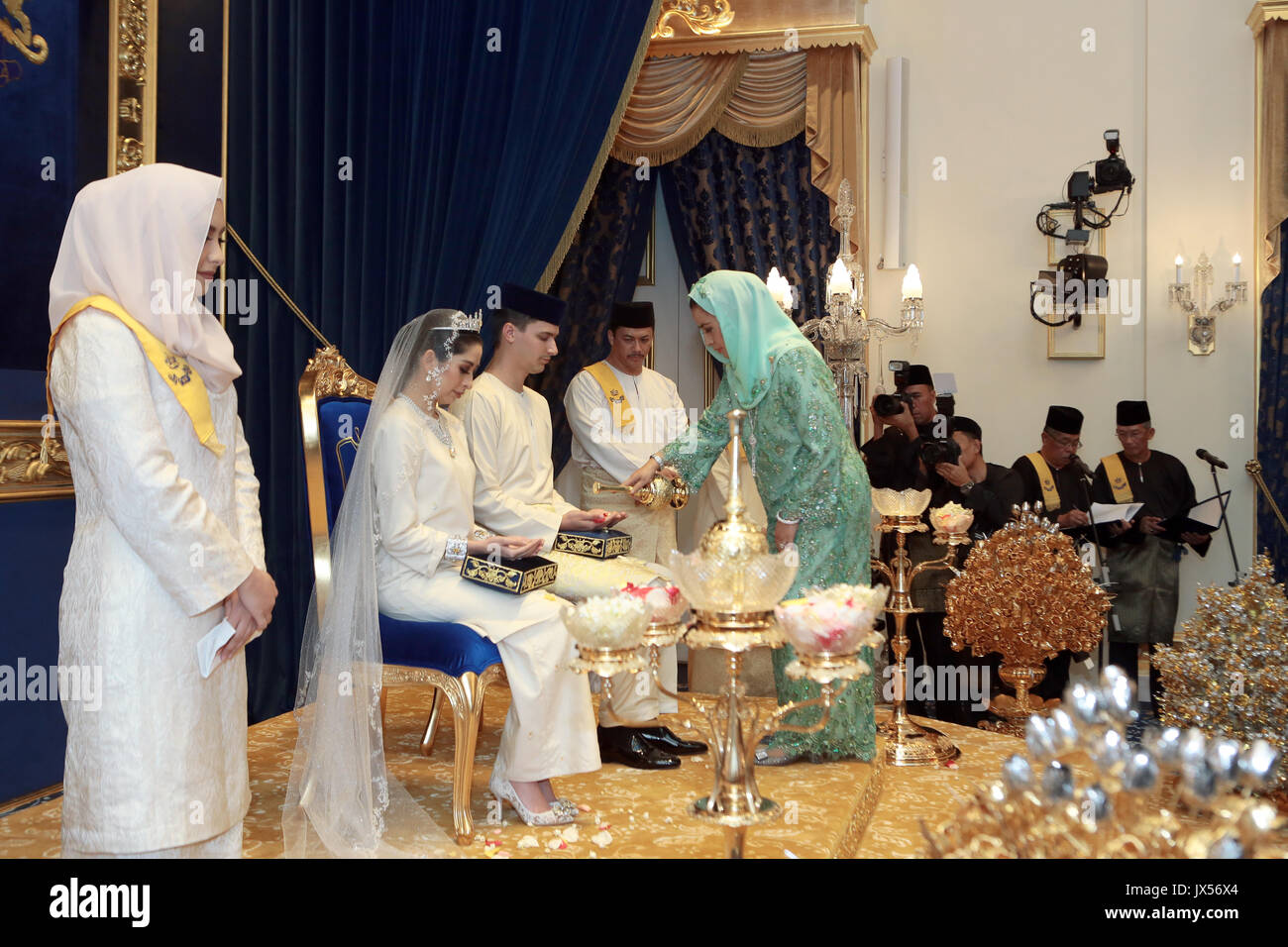 Johor Bahru, Malaysia. 14 Ago, 2017. Dispensa - La Principessa Tunku Tun Aminah Sultan Ibrahim e olandese-nato Dennis Muhammad Abdullah (C), durante il loro matrimonio il 14 agosto 2017 a Johor Bahru, Malaysia. La coppia reale hanno fatto la loro prima apparizione pubblica come marito e moglie sui gradini della storica Istana Besar (Grand Palace).(ATTENZIONE I REDATTORI: per solo uso editoriale IN CONNESSIONE CON LE ATTUALI REPORTING/ credito obbligatorio) Foto: Royal Ufficio Stampa Johor/dpa/Alamy Live News Foto Stock