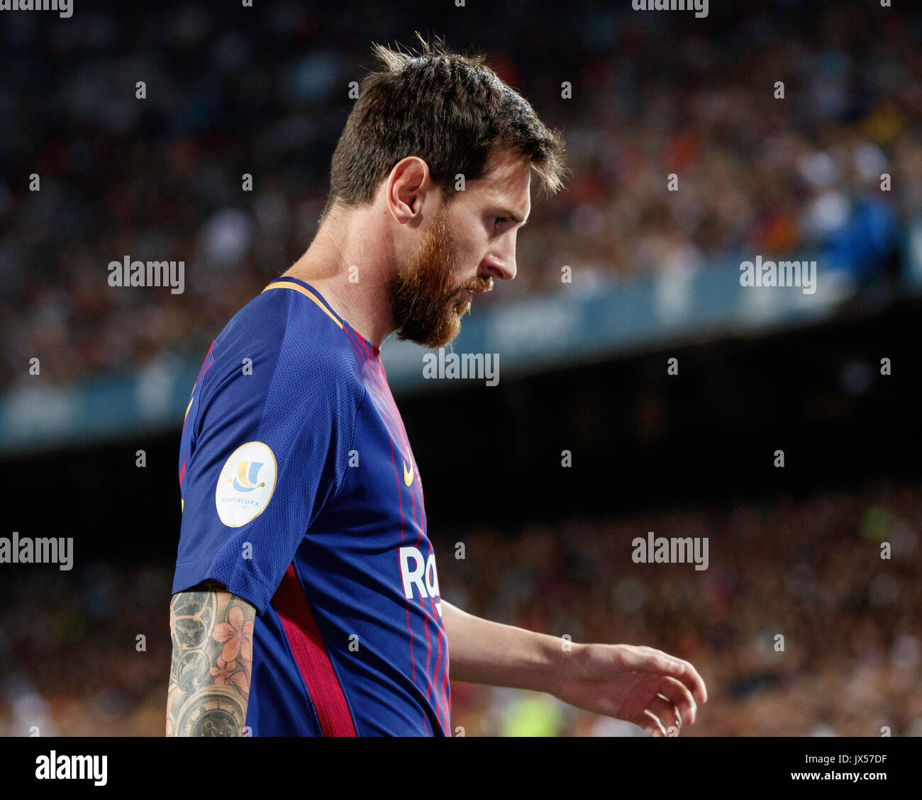 Stadio Camp Nou, Barcellona, Spagna. 13 Agosto, 2017. Super Coppa di Spagna tra FC Barcelona e Real Madrid. Leo Messi prima di prendere una curva Credit: David Ramírez/Alamy Live News Foto Stock