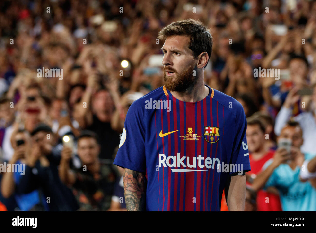 Stadio Camp Nou, Barcellona, Spagna. 13 Agosto, 2017. Super Coppa di Spagna tra FC Barcelona e Real Madrid. Leo Messi prima di prendere una curva Credit: David Ramírez/Alamy Live News Foto Stock