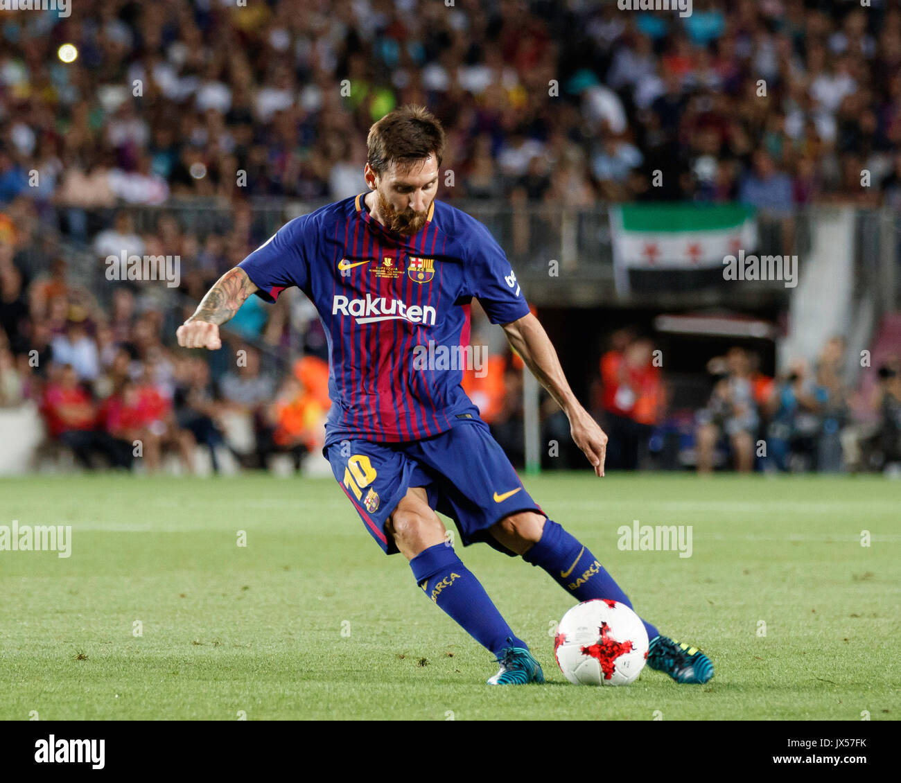 Stadio Camp Nou, Barcellona, Spagna. 13 Agosto, 2017. Super Coppa di Spagna tra FC Barcelona e Real Madrid. Messi calciare il fallo Credito: David Ramírez/Alamy Live News Foto Stock